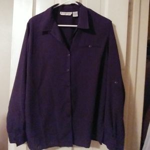 ☀Dress Barn ☀Button down top. Never wrinkles 🌟